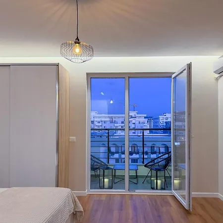 Bright Spacious With Free Parking In By Adesa *