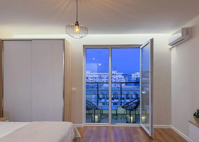 Bright Spacious With Free Parking In By Adesa *