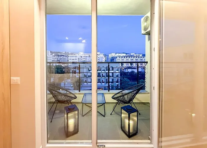 Bright Spacious With Free Parking In By Adesa Appartamento